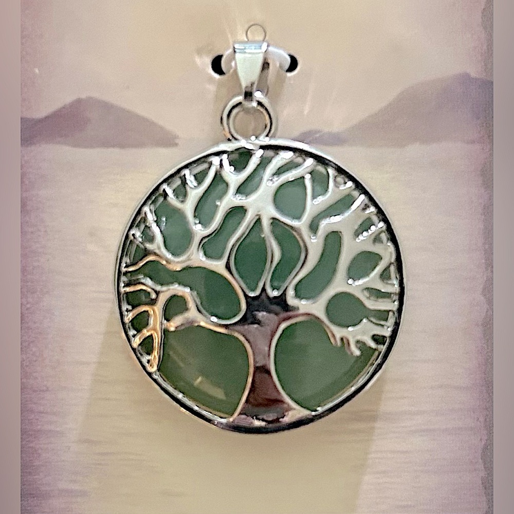 💚 NWT • Green, Crystal, Tree of Life Pendant 💚